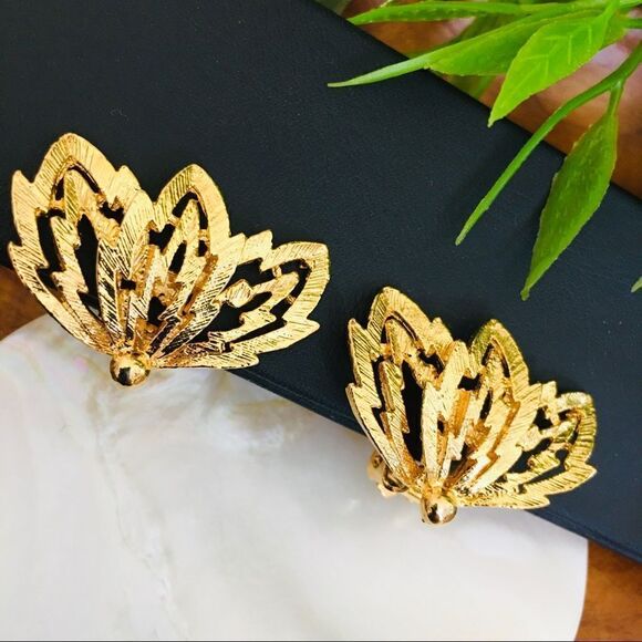 Vintage Leaf Earrings Textured Clip On Brushed Gold 4299 - Picture 1 of 9
